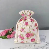 Sachets en lin imité 13 x 18 cm avec l'impression - naturelle / roses Saint Valentin