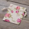 Sachets en lin imité 8 x 10 cm avec l'impression - naturelle / roses Sac de lin