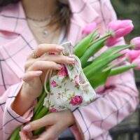 Sachets en lin imité 8 x 10 cm avec l'impression - naturelle / roses Sacs naturels clair