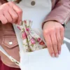 Sachets en lin imité 8 x 10 cm avec l'impression - naturelle / roses Sac avec impression