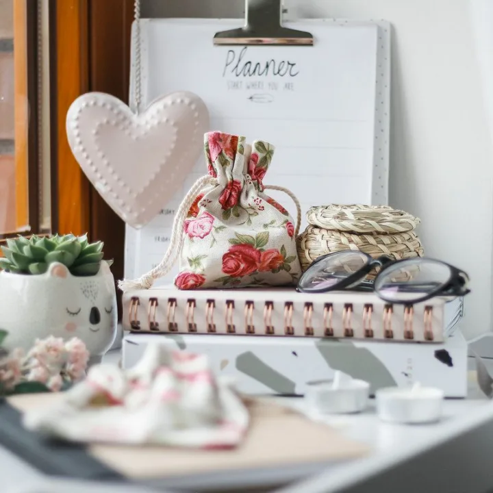 Sachets en lin imité 8 x 10 cm avec l'impression - naturelle / roses Baby Shower