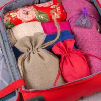 Sacs en organza 7 x 9 cm - violet foncé avec impression lavande Sacs violets foncés