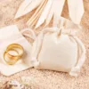 Sachets en coton pour présenter les alliances de mariage style boho.