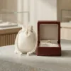 Petit sac en coton naturel à côté d'un écrin avec bague de fiançailles.