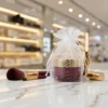 Lot pratique de sachets en organza pour ranger crèmes et pinceaux.
