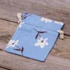 Sac en lin imité 12 x 15 cm avec l'impression - naturel / fleurs bleues Sac de lin