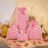 Sachets en lin imité 13 x 18 cm avec l'impression - naturel / treillis rouge Pour enfants