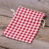 Sachets en lin imité 13 x 18 cm avec l'impression - naturel / treillis rouge En voyage