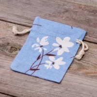 Sachet en lin imité 10 x 13 cm avec l'impression - naturel / fleurs bleues Sac de lin