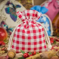 Sachets en lin imité 10 x 13 cm avec l'impression - naturel / treillis rouge Sacs rouges