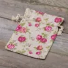 Sachets en lin imité 15 x 20 cm avec l'impression - naturelle / roses En voyage