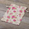 Sachets en lin imité 18 x 24 cm avec l'impression - naturelle / roses En voyage