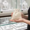 Sachet en lin comme emballage pour bijoux en boutique