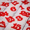 Calendrier de l'Avent sachets en jute 12 x 15 cm - gris + chiffres rouges Sacs à fermeture facile et rapide
