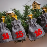 Calendrier de l'Avent sachets en jute 12 x 15 cm - gris + chiffres rouges Noël
