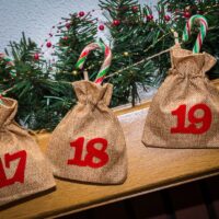 Calendrier de l'Avent sachets en jute 12 x 15 cm - marron clair + chiffres rouges Tous les produits