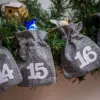 Calendrier de l'Avent sachets en jute 12 x 15 cm - gris + chiffres blancs Pour fêtes et occasions spéciales