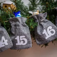 Calendrier de l'Avent sachets en jute 12 x 15 cm - gris + chiffres blancs Pour fêtes et occasions spéciales