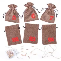Calendrier de l'Avent sachets en jute 13 x 18 cm - marron foncé + chiffres rouges Sac de jute