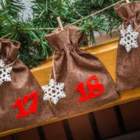 Calendrier de l'Avent sachets en jute 13 x 18 cm - marron foncé + chiffres rouges Noël