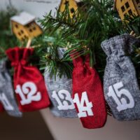 Calendrier de l’Avent sachets en jute 12 x 15 cm – arfents et bordeaux + numéros blancs Tous les produits