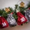 Calendrier de l’Avent sachets en jute 12 x 15 cm – arfents et bordeaux + numéros blancs Secteurs / Emballages pour…