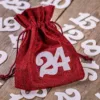 Calendrier de l’Avent sachets en jute 12 x 15 cm – arfents et bordeaux + numéros blancs Utilisation
