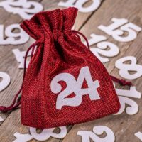 Calendrier de l’Avent sachets en jute 12 x 15 cm – arfents et bordeaux + numéros blancs Utilisation
