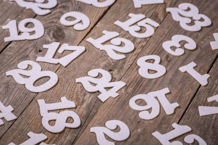 Calendrier de l’Avent sachets en jute 12 x 15 cm – arfents et bordeaux + numéros blancs Noël