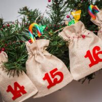 Calendrier de l’Avent sachets en jute 12 x 15 cm – naturels claires + numéros rouges Sacs d'occasion