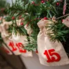 Calendrier de l’Avent sachets en jute 12 x 15 cm – naturels claires + numéros rouges Secteurs / Emballages pour…