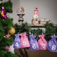 Calendrier de l’Avent sachets en jute 12 x 15 cm roses et violets + chiffres blancs Sacs d'occasion