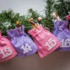 Calendrier de l’Avent sachets en jute 12 x 15 cm roses et violets + chiffres blancs Sac de jute