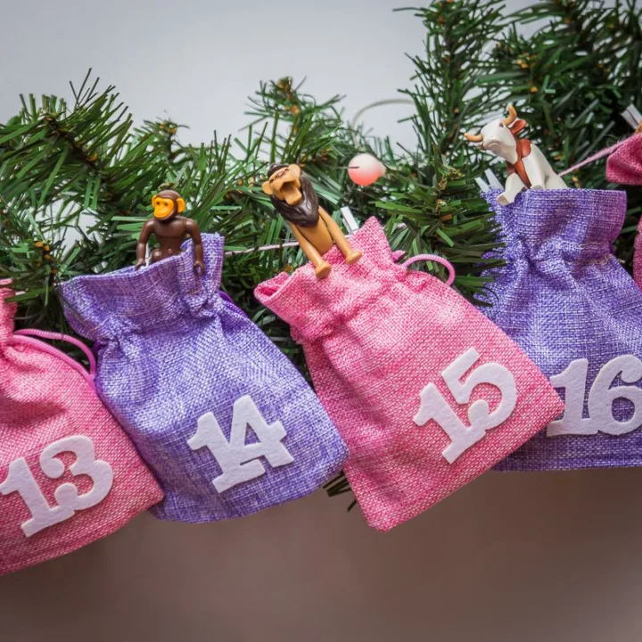 Calendrier de l’Avent sachets en jute 12 x 15 cm roses et violets + chiffres blancs Sac de jute