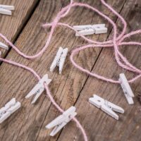 Calendrier de l’Avent sachets en jute 12 x 15 cm roses et violets + chiffres blancs Secteurs / Emballages pour…