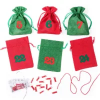 Calendrier de l’Avent sachets en jute 12 x 15 cm – verts et rouges + numéros verts et rouges Sac de Noël