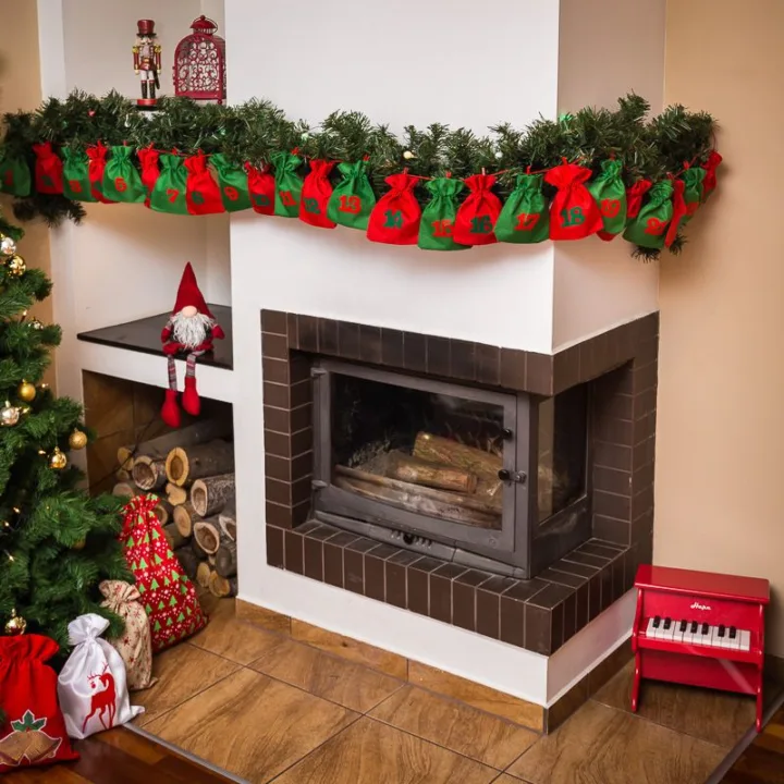 Calendrier de l’Avent sachets en jute 12 x 15 cm – verts et rouges + numéros verts et rouges Sac de jute