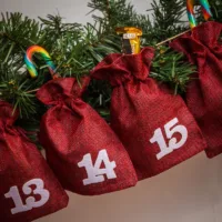 Calendrier de l’Avent sachets en jute 13 x 18 cm – Bordeaux + chiffres blancs Tous les produits