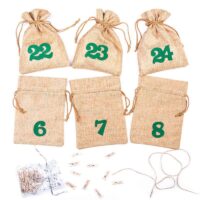 Calendrier de l’Avent sachets en jute 13 x 18 cm – marron claires + numéros verts Sac de Noël