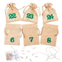 Calendrier de l’Avent sachets en jute 13 x 18 cm – marron claires + numéros verts Sac de Noël