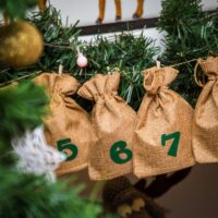 Calendrier de l’Avent sachets en jute 13 x 18 cm – marron claires + numéros verts Sacs d'occasion