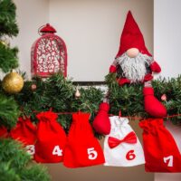 Calendrier de l’Avent sachets en velours 15 x 20 cm – rouges et blancs + numéros blancs et rouges Sac de Noël