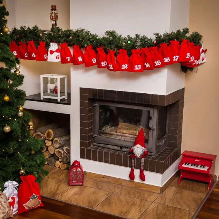 Calendrier de l’Avent sachets en velours 15 x 20 cm – rouges et blancs + numéros blancs et rouges Sacs d'occasion