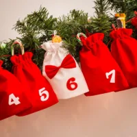 Calendrier de l’Avent sachets en velours 15 x 20 cm – rouges et blancs + numéros blancs et rouges Tous les produits