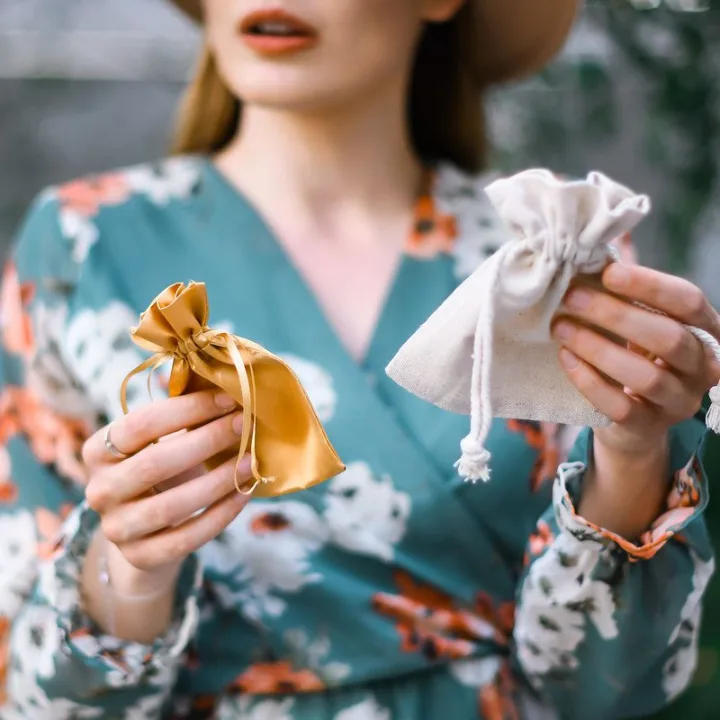 Sacs de satin 10 x 13 cm - or Sac de Noël