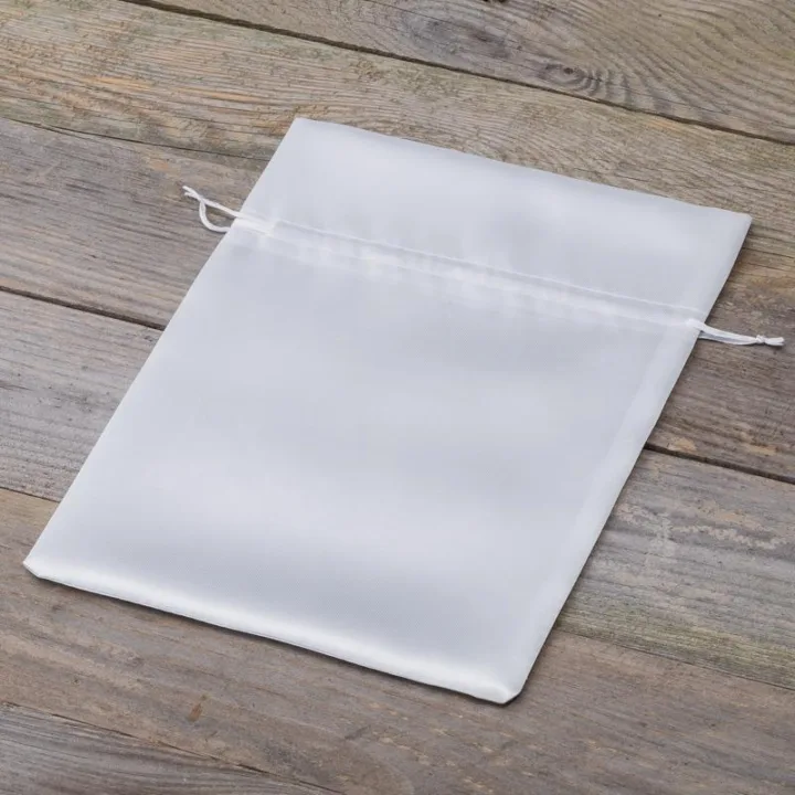 Sacs de satin 18 x 24 cm - blanc Vêtements et sous-vêtements