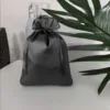 Sacs de satin 18 x 24 cm - noir Moyens sachets