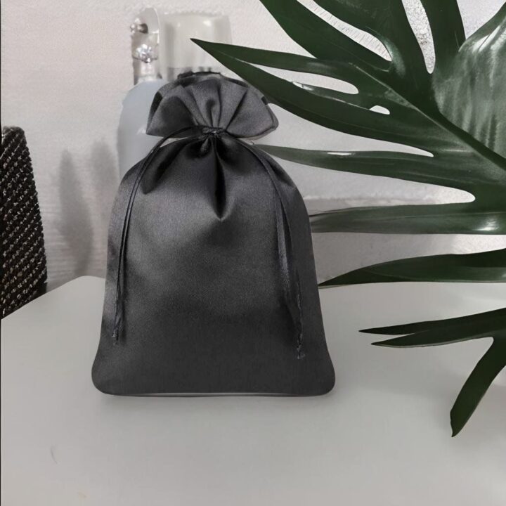 Sacs de satin 18 x 24 cm - noir Moyens sachets