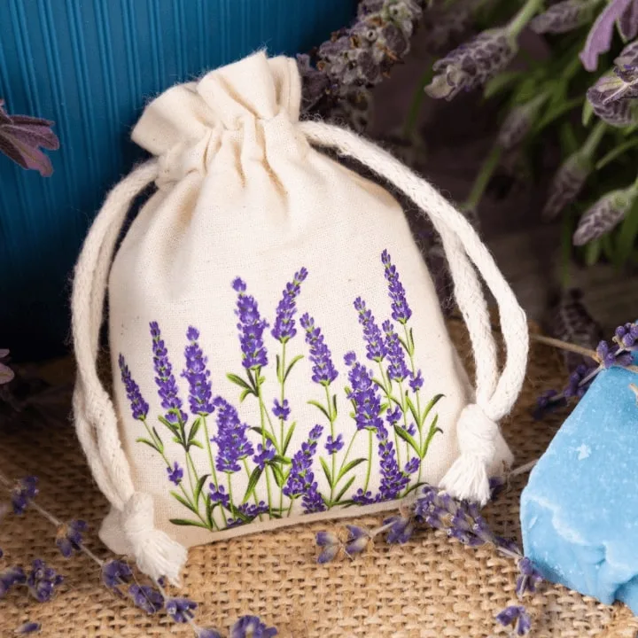Sachet en coton à motif lavande pour préparer une armoire parfumée 