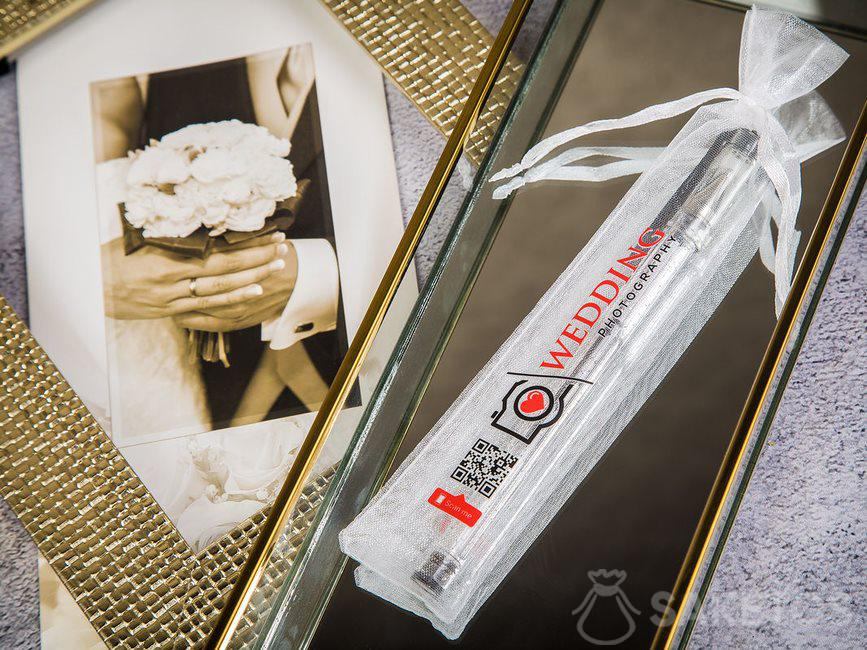 Stylo dans une pochette avec logo et code QR